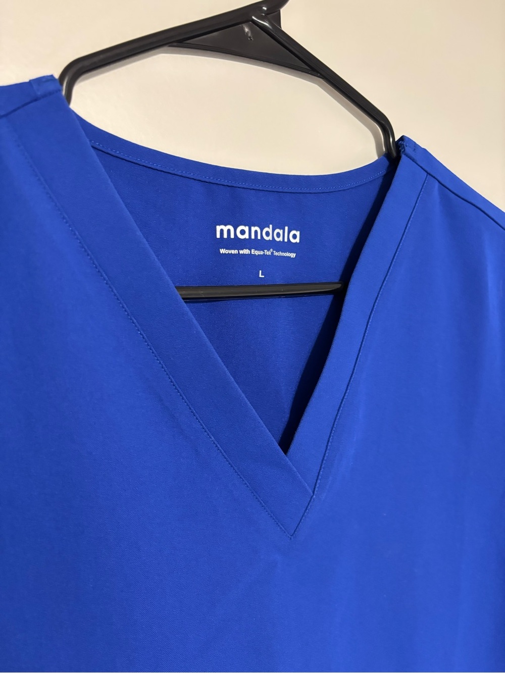 Bundle of 4 Women’s V-Neck Tunic Scrub Top in Blues and Green - Picture 5 of 16